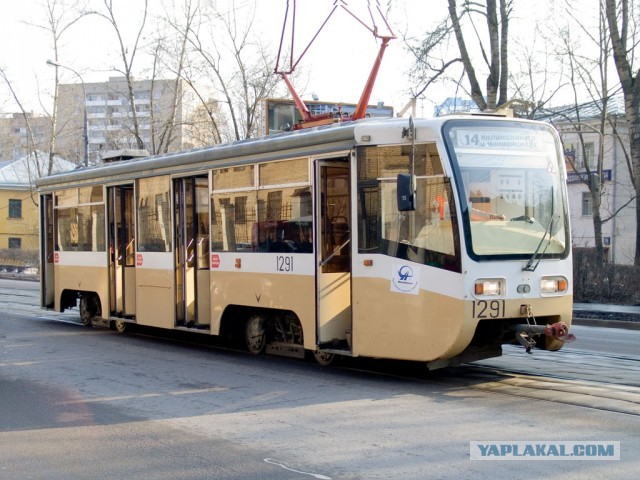 В Магнитогорске таджики обстреливают трамваи.